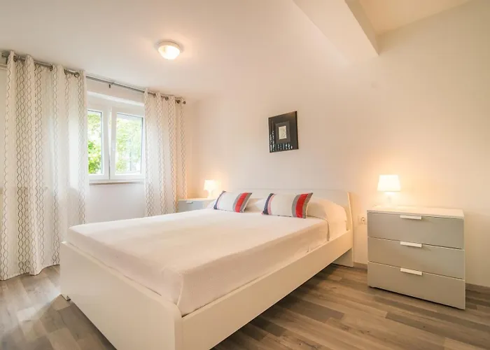 招待所 Complex Kampic