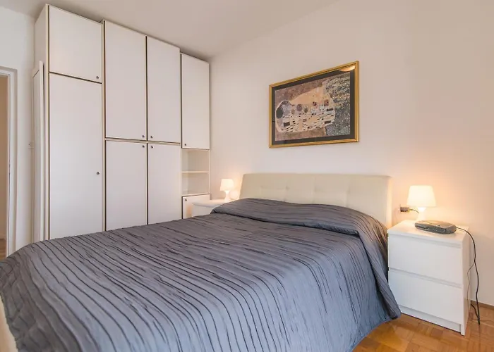 招待所 Complex Kampic